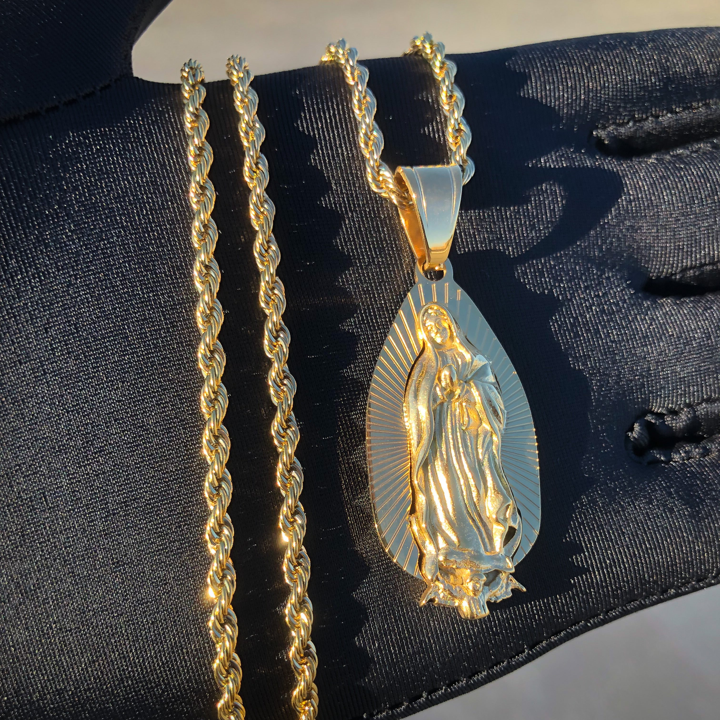 Virgin Mary Pendant Gold – Huerta Jewelry