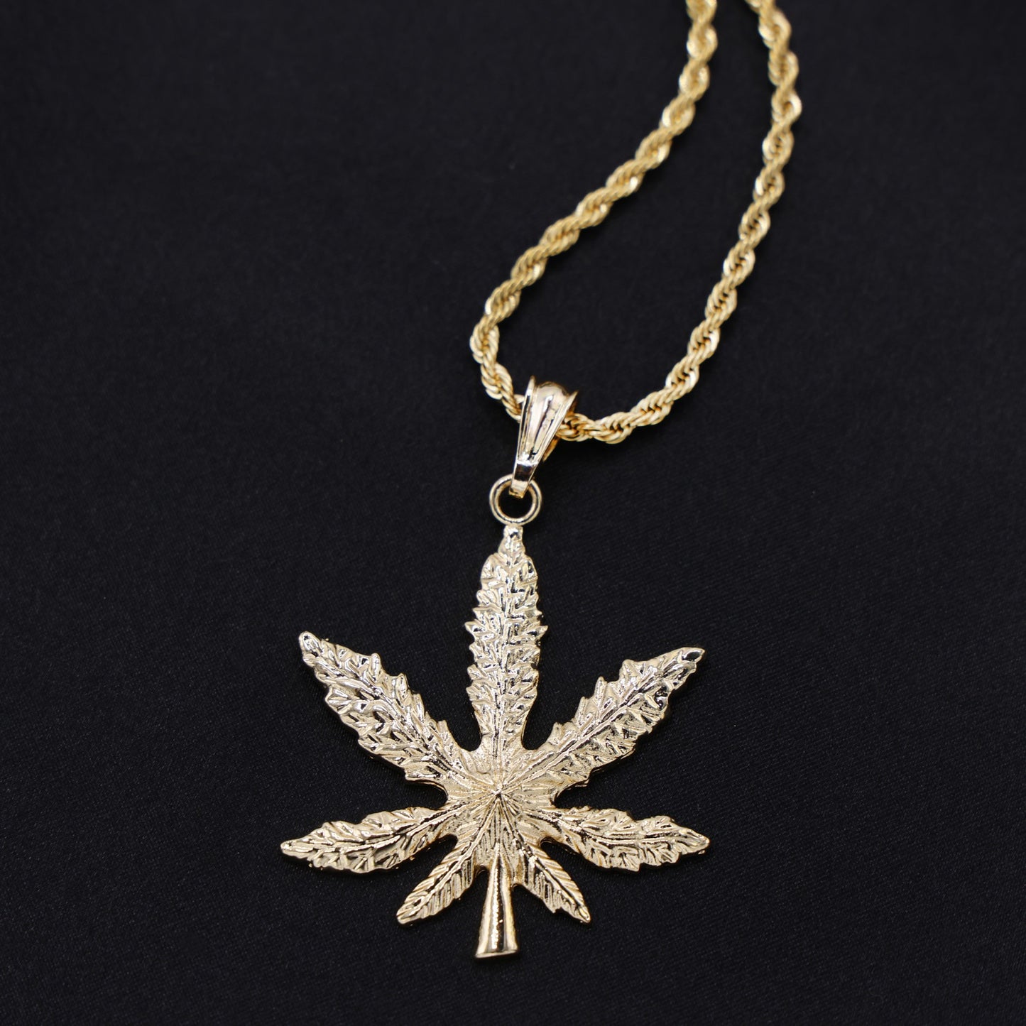 Weed Leaf Pendant - Gold